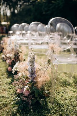 Düğün töreni için hassas gölgelerde çiçek aranjmanı