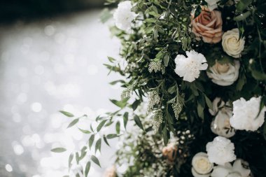 Düğün töreni için hassas gölgelerde çiçek aranjmanı