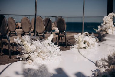 Düğün dekorunda beyaz çiçek aranjmanı