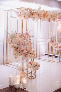 Düğün dekorunda pembe-beyaz çiçek aranjmanı