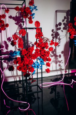 Kırmızı, mavi ve neon çiçeklerin düğün töreninin moda dekoru