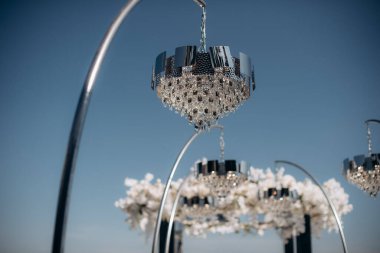 Düğün dekorunda kristal avizeler.