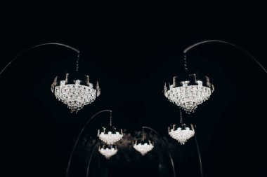 Düğün dekorunda kristal avizeler.