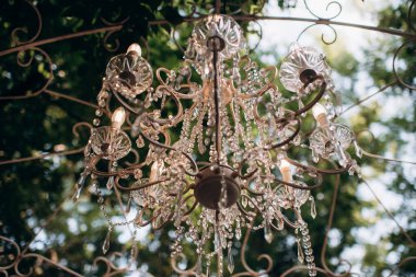 Düğün dekorunda kristal avizeler.