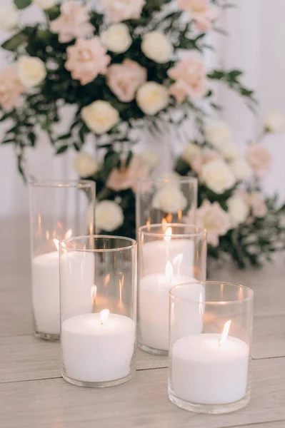 Düğün töreninde mumları yakın çekim yap.