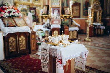 Kilise aksesuarı, düğün tacı