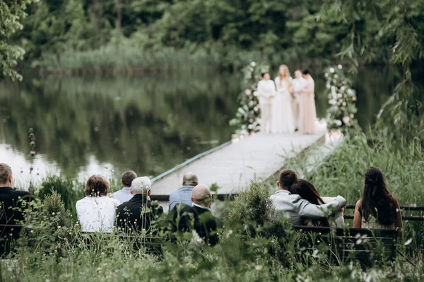 Gasten Zitten Bij Huwelijksceremonie — Stockfoto