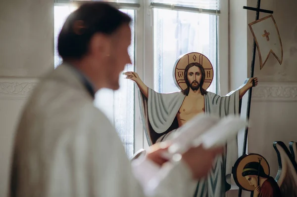 Sacerdote Lee Sermón Iglesia Ortodoxa Ucraniana — Foto de Stock