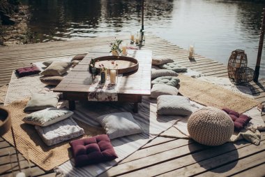 Gölün rıhtımında fener ve lambalarla süslenmiş bir dinlenme odası.