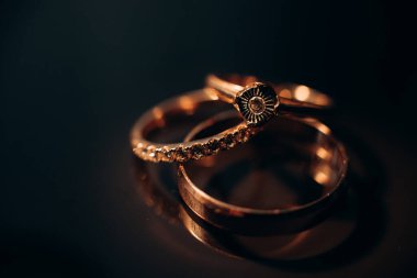 Yakından değerli taşlı alyanslar.