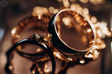 Yakından değerli taşlı alyanslar.