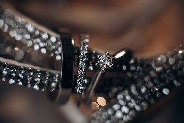 Yakından değerli taşlı alyanslar.