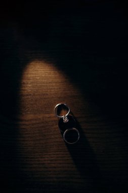 Yakından değerli taşlı alyanslar.