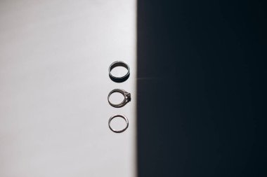 Yakından değerli taşlı alyanslar.