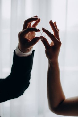 Çift Alyans onların elinde tutan