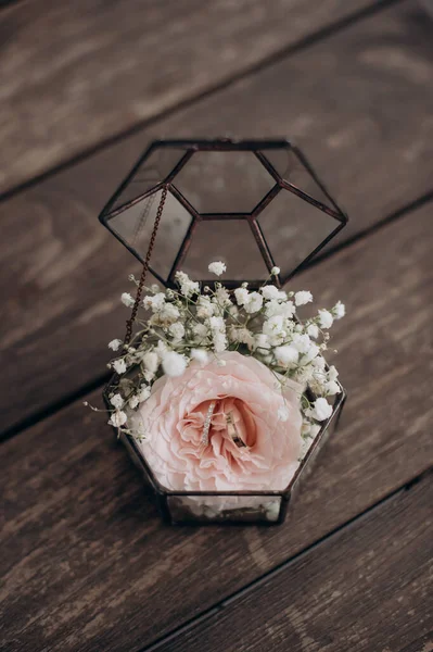 花のある美しい箱の中の結婚指輪 — ストック写真