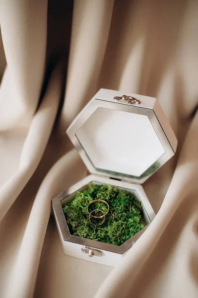 结婚戒指装在精美的盒子里 — 图库照片