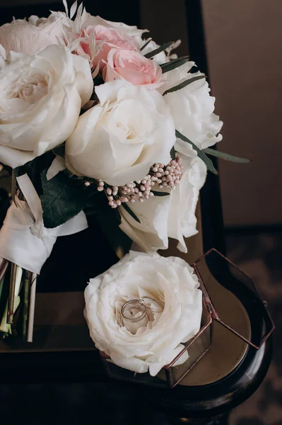 花のある美しい箱の中の結婚指輪 — ストック写真