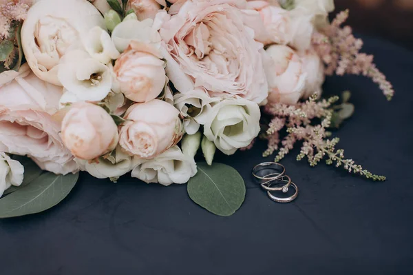 Anillos Boda Con Piedras Preciosas Fondo Del Ramo Novia — Foto de Stock