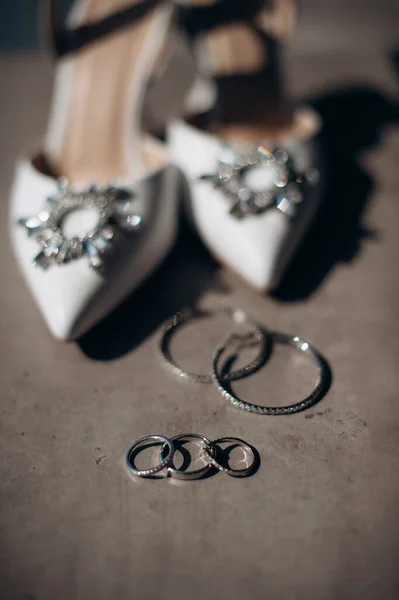 新娘的鞋底镶有宝石的结婚戒指 — 图库照片