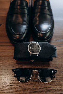 Erkek aksesuarları, damadın ayrıntıları düzdü.