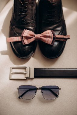 Erkek aksesuarları, damadın ayrıntıları düzdü.