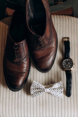 Erkek aksesuarları, damadın ayrıntıları düzdü.