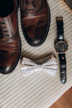 Erkek aksesuarları, damadın ayrıntıları düzdü.