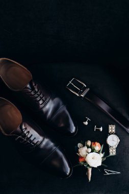 Erkek aksesuarları, damadın ayrıntıları düzdü.