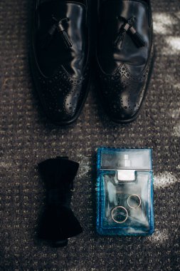 Erkek aksesuarları, damadın ayrıntıları düzdü.