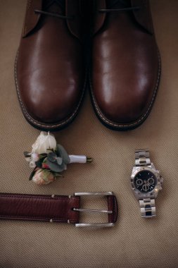 Erkek aksesuarları, damadın ayrıntıları düzdü.