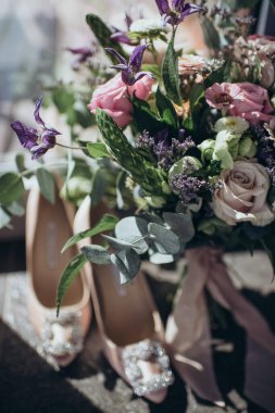 Orman tarzında bir sürü yeşilliği olan gelin buketi.