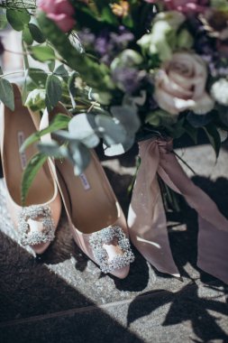 Orman tarzında bir sürü yeşilliği olan gelin buketi.