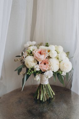 Gelin buketi beyaz ve pembe renkte pastel renkte