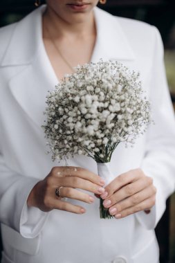 Gelinin soluk beyaz çingene buketi.