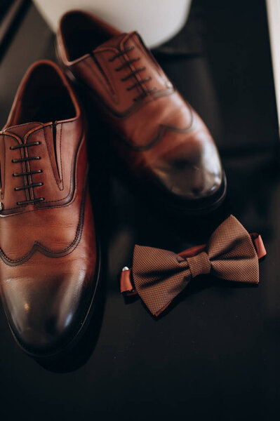 мужская обувь и галстук-бабочка