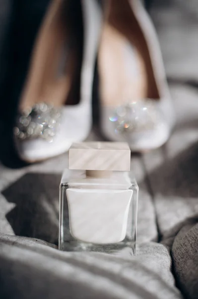 Kadın parfümü şişesi. Yakın plan.