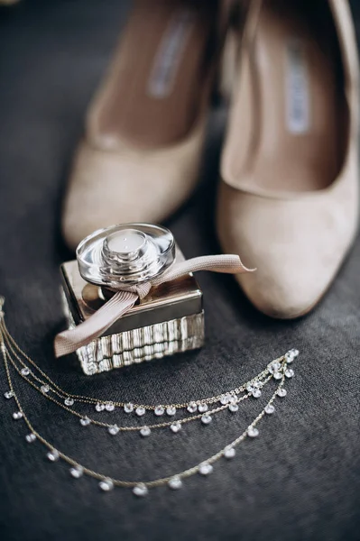 Kadın parfümü şişesi. Yakın plan.