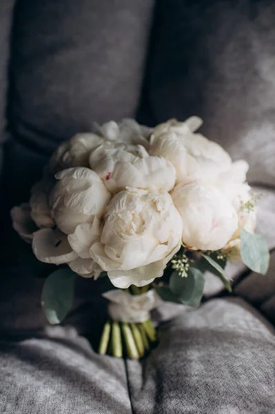 柔らかい白い牡丹のブライダル花束 — ストック写真