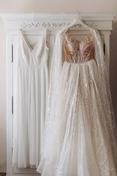Весільна Сукня Висить Дверях Шафи — стокове фото