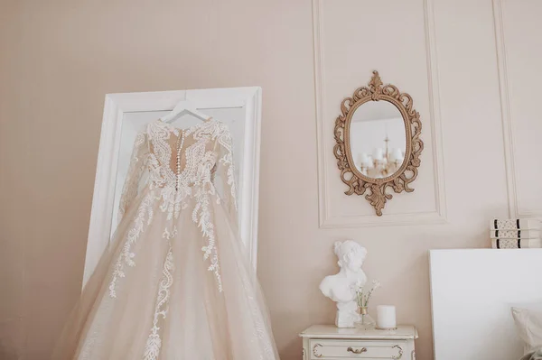 壁に掛けられたウェディングドレス — ストック写真