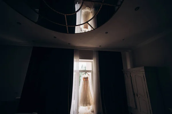 Bröllopsklänning Hängande Panoramafönstret — Stockfoto