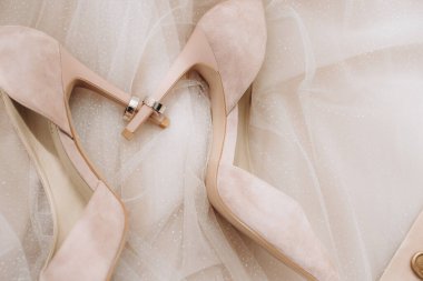 Topuklu nikah yüzükleriyle gelin ayakkabıları.