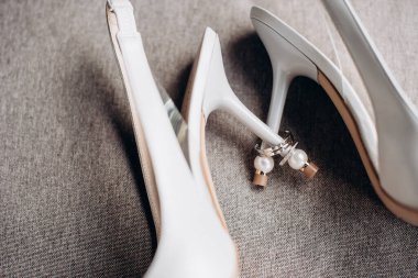 Topuklu nikah yüzükleriyle gelin ayakkabıları.