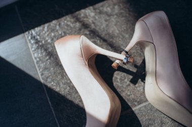 Topuklu nikah yüzükleriyle gelin ayakkabıları.