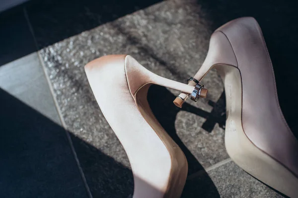 Sapatos Noiva Com Anéis Casamento Nos Saltos — Fotografia de Stock