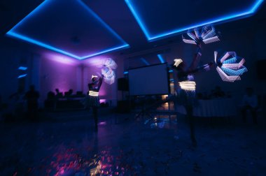 Neon ışık gösterisi, dans gösterisi balesi