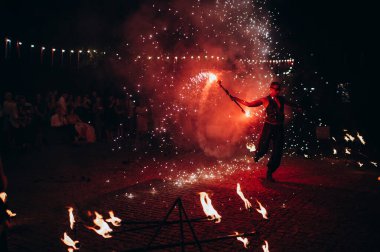 Geceleyin yangın gösterisi.