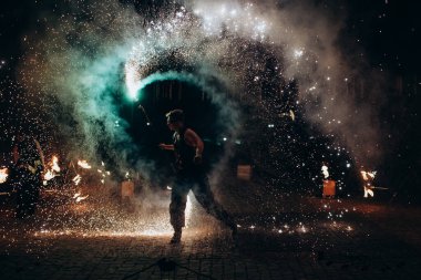 Geceleyin yangın gösterisi.