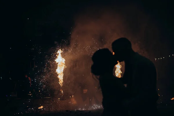 Silhouettes Bride Groom Kissing Background Fire Show — Stock Photo, Image